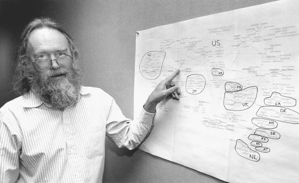 Jon Postel com seu diagrama da Internet emergente